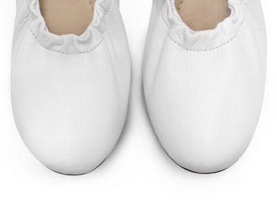 Ballerine accollate bianche in pelle con cinturino elastico