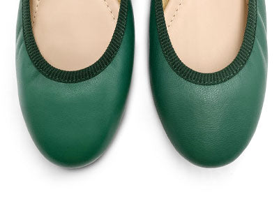 Ballerina with elastic in green leather