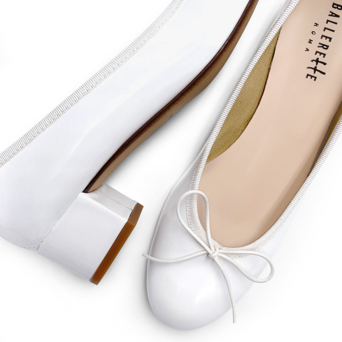 Weisse Ballerinas aus Lackleder mit hohem Absatz