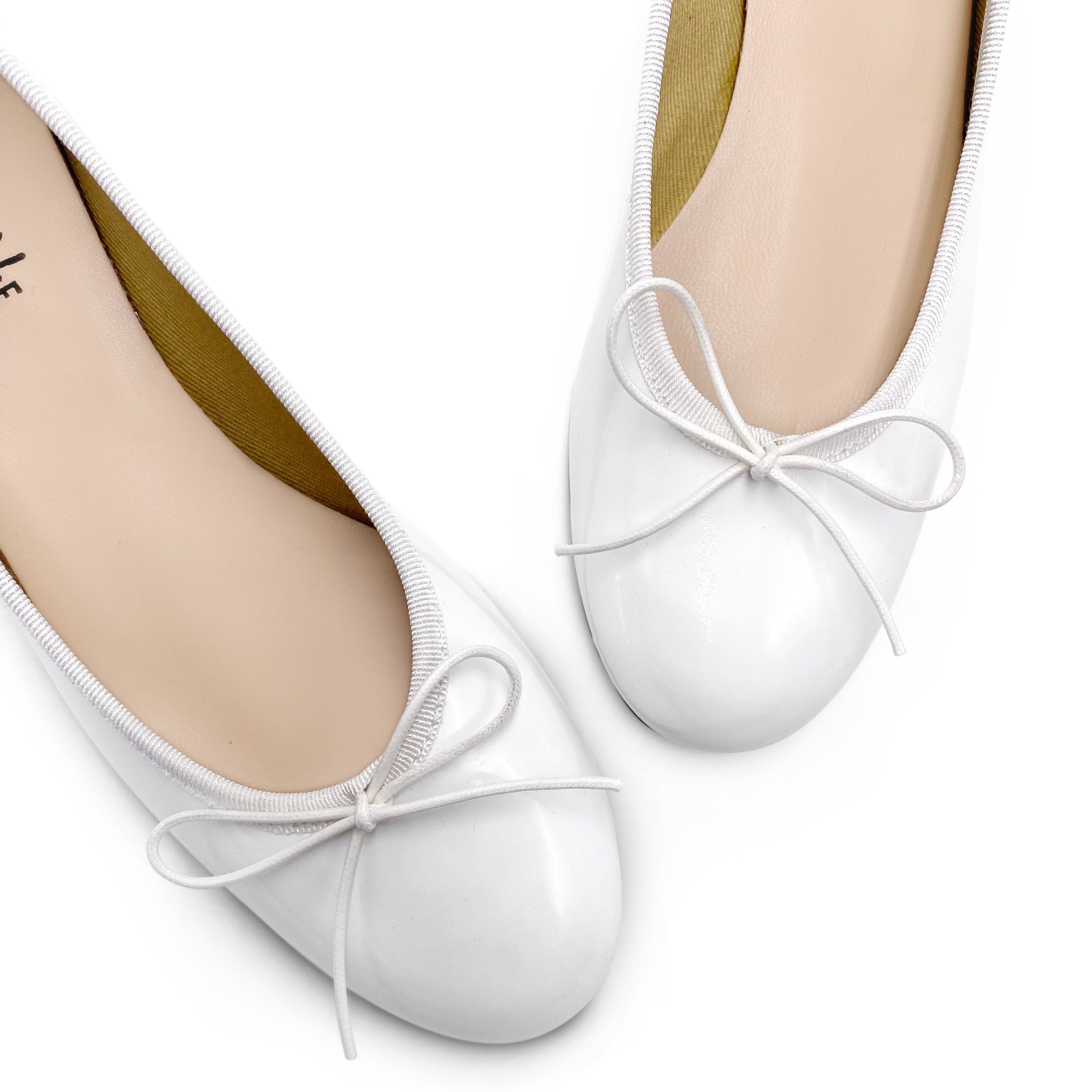 Weisse Ballerinas aus Lackleder mit hohem Absatz
