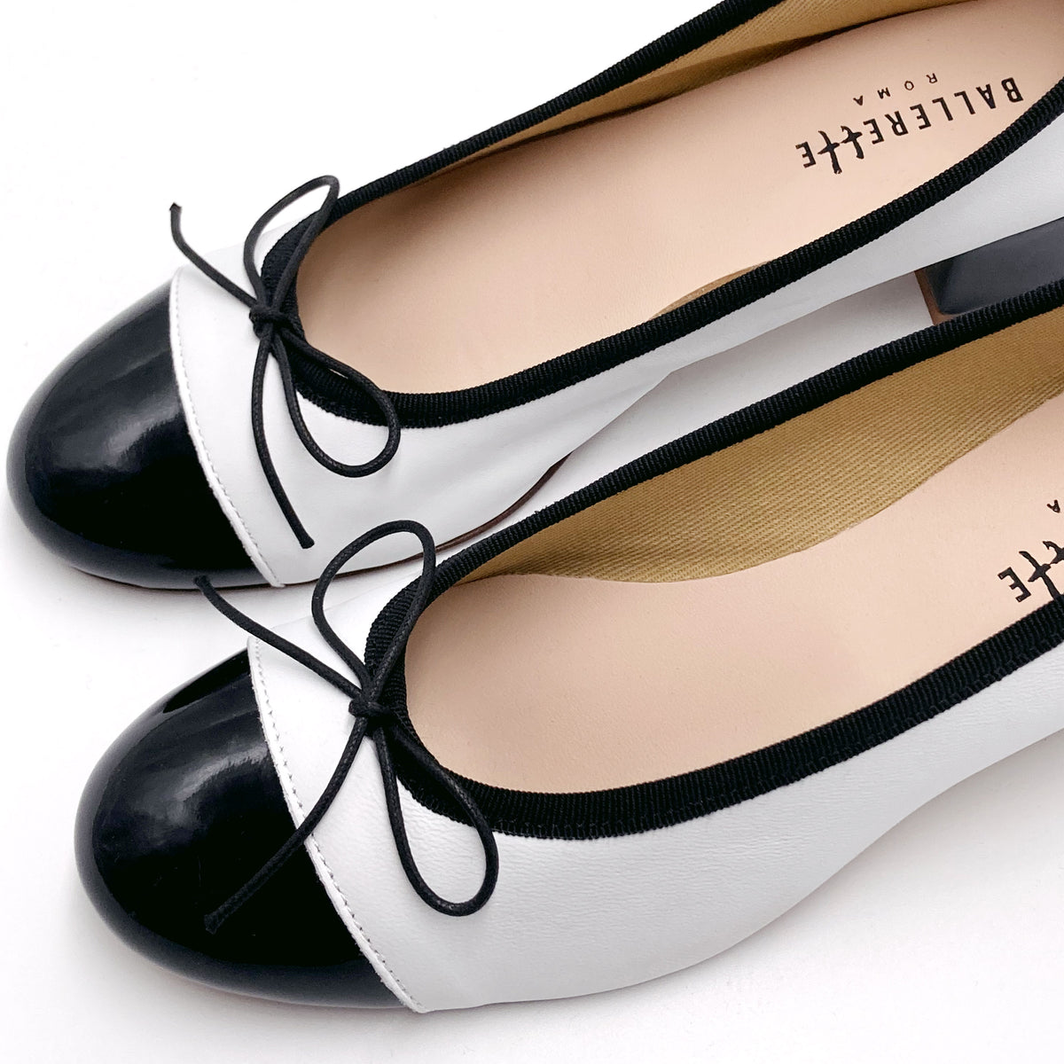 Ballerine bianche in pelle con tacco alto e punta in vernice