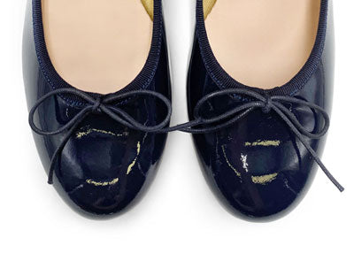 Blaue Ballerinas aus Lackleder mit hohem Absatz