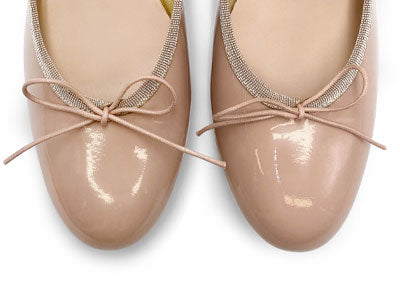 Puderrosafarbene Ballerinas aus Lackleder mit hohem Absatz