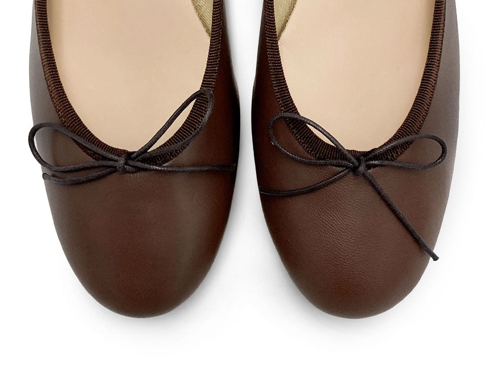 Dunkelbraune Lederballerinas mit hohem Absatz