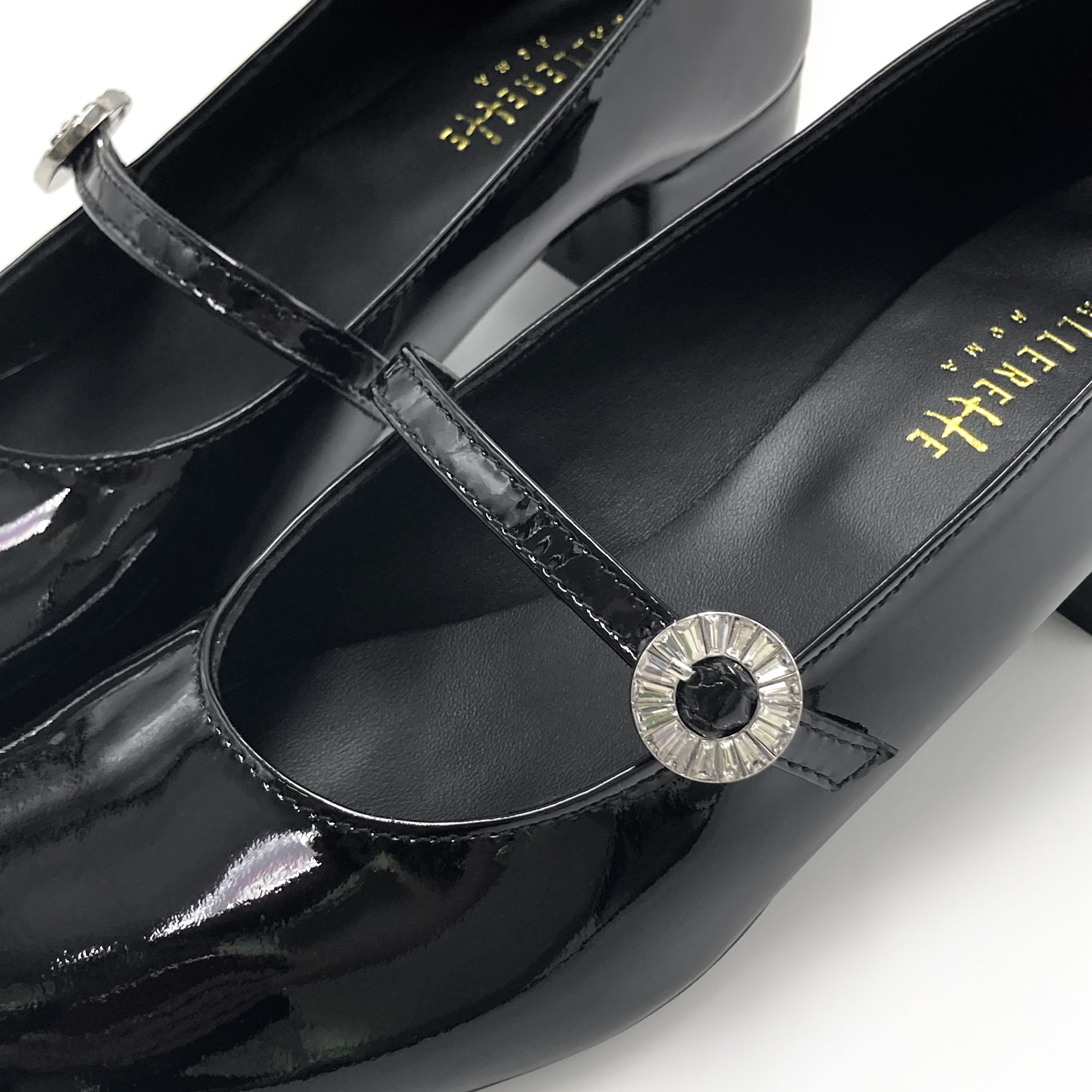 Schwarze Lack‑Mary‑Jane‑Ballerinas mit Absatz und Schmuckriemchen
