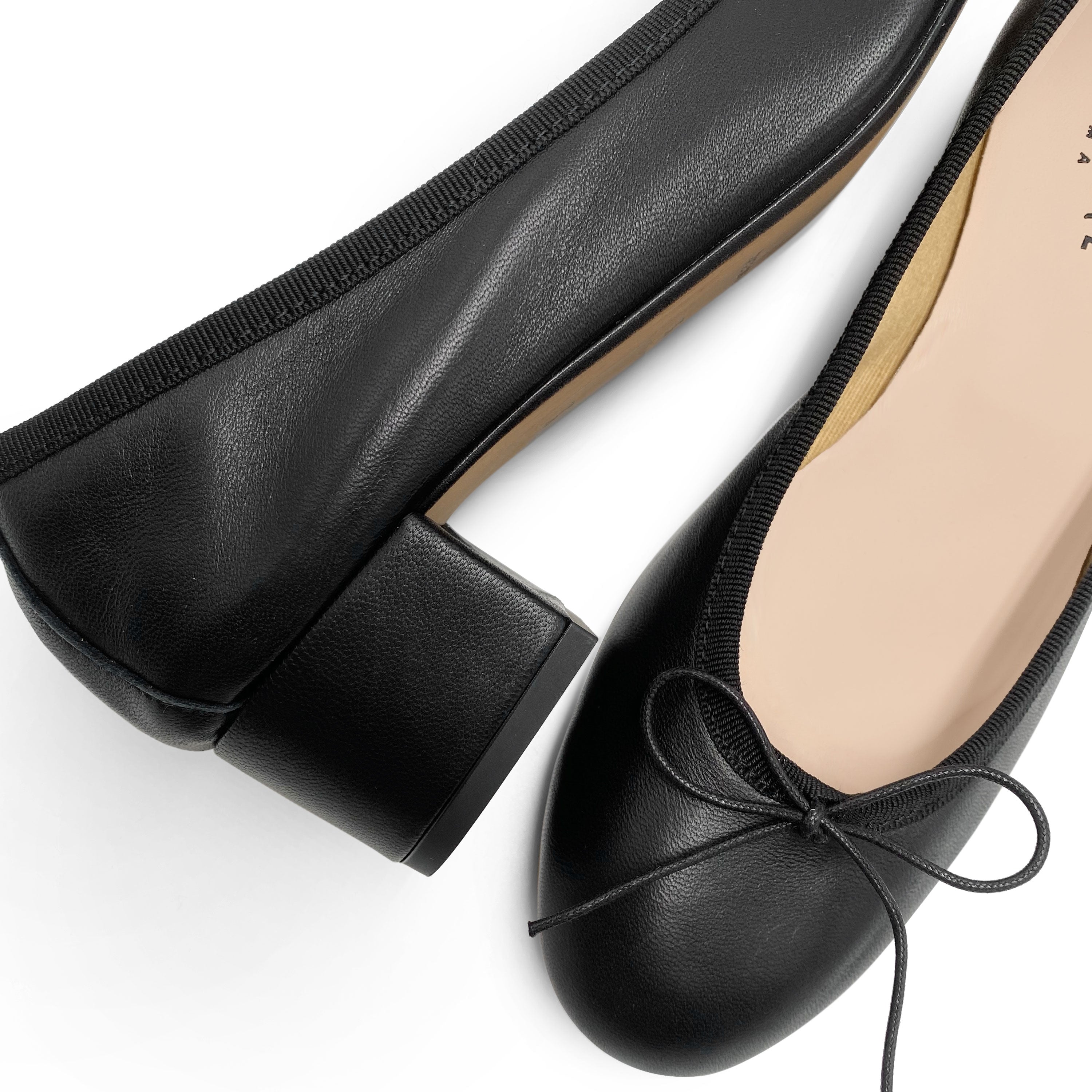 Bailarinas en piel negra con tacón alto
