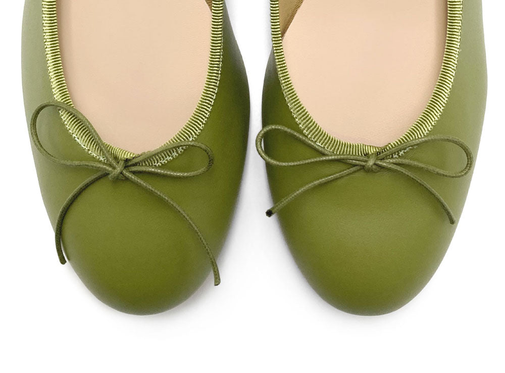 Ballerine in pelle verde oliva con tacco alto