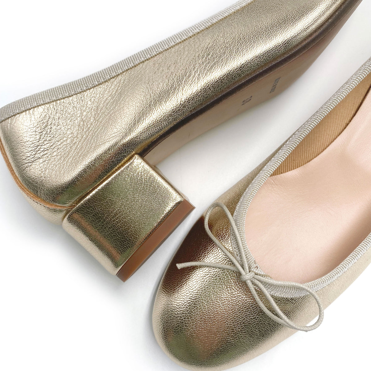 Ballerines en cuir laminé platine à talon haut