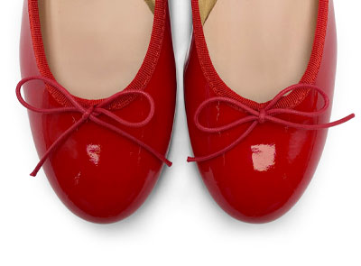 Rote Ballerinas aus Lackleder mit hohem Absatz
