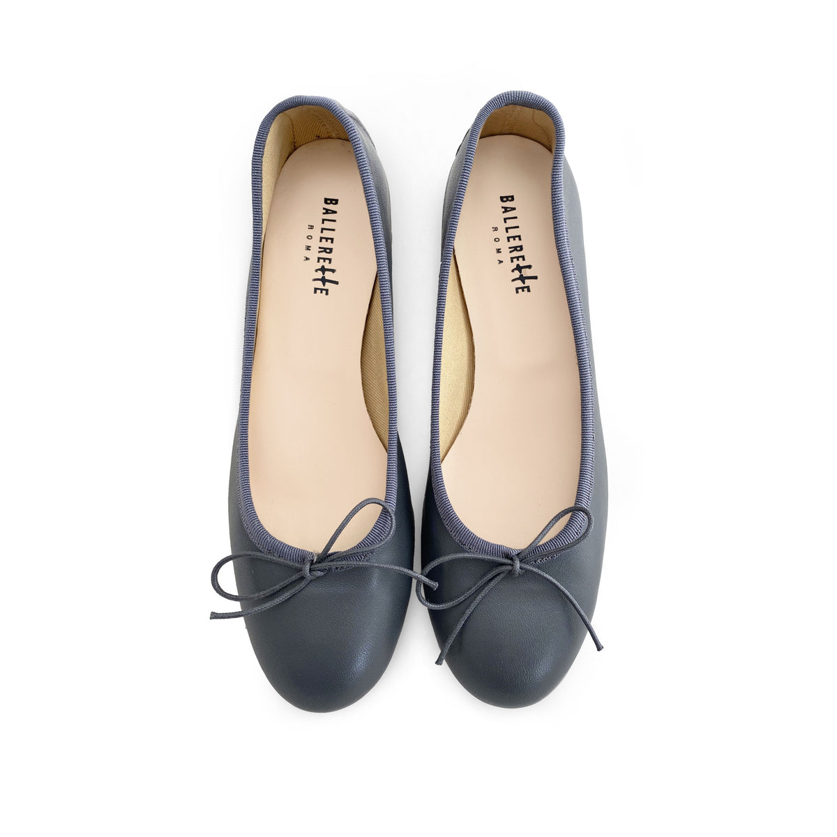 Ballerinas aus Rauchgrauem Leder mit hohem Absatz