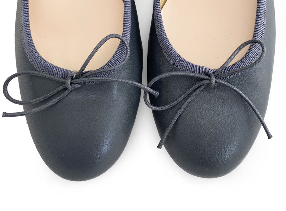 Ballerinas aus Rauchgrauem Leder mit hohem Absatz