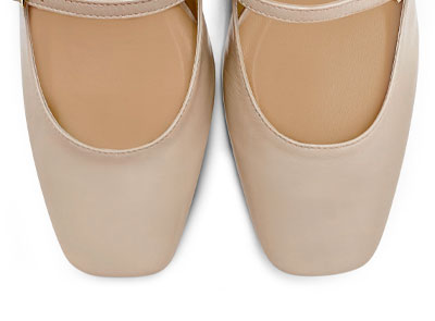 Ballerines slingback beiges en cuir verni avec talon
