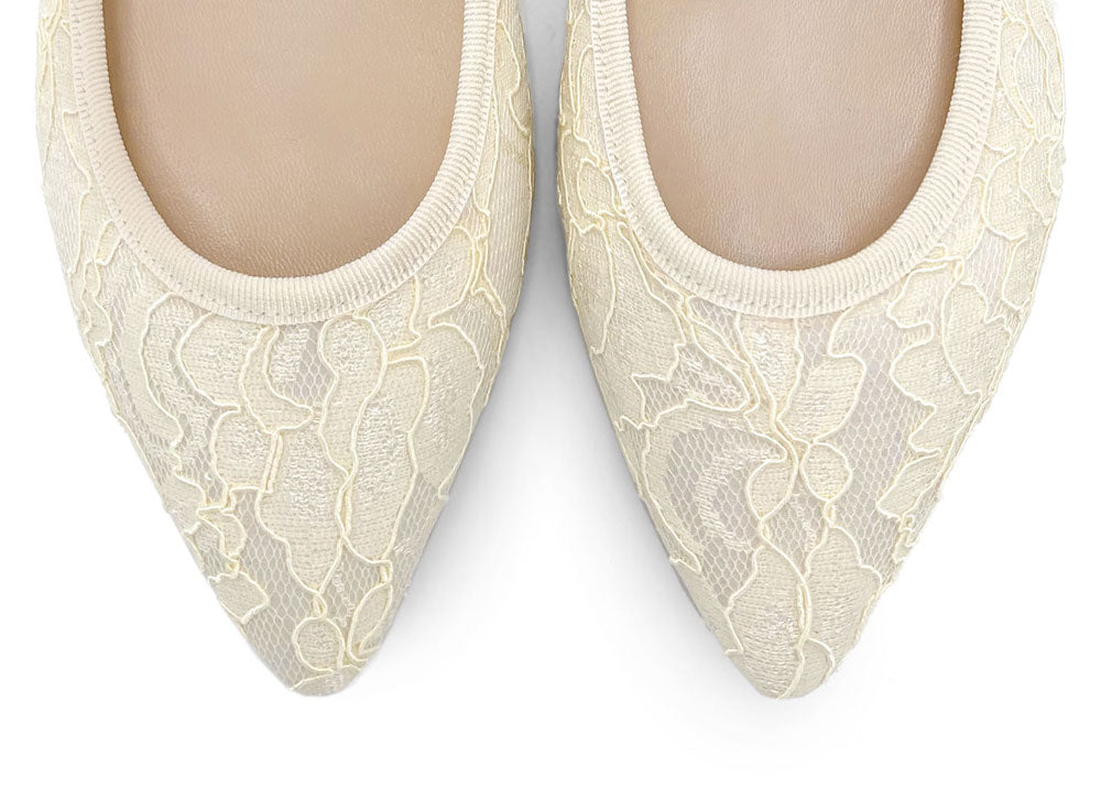Weisse Mary Jane Ballerinas aus Spitze fur die Hochzeit in Elfenbein