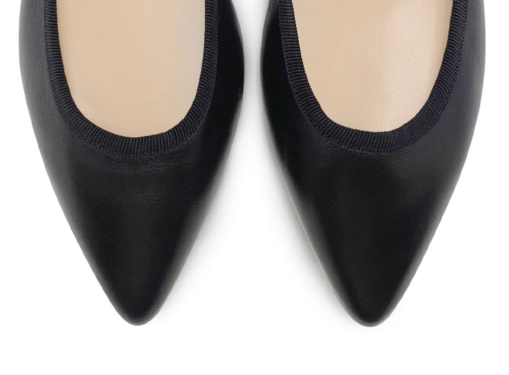 Ballerine a punta nere in pelle