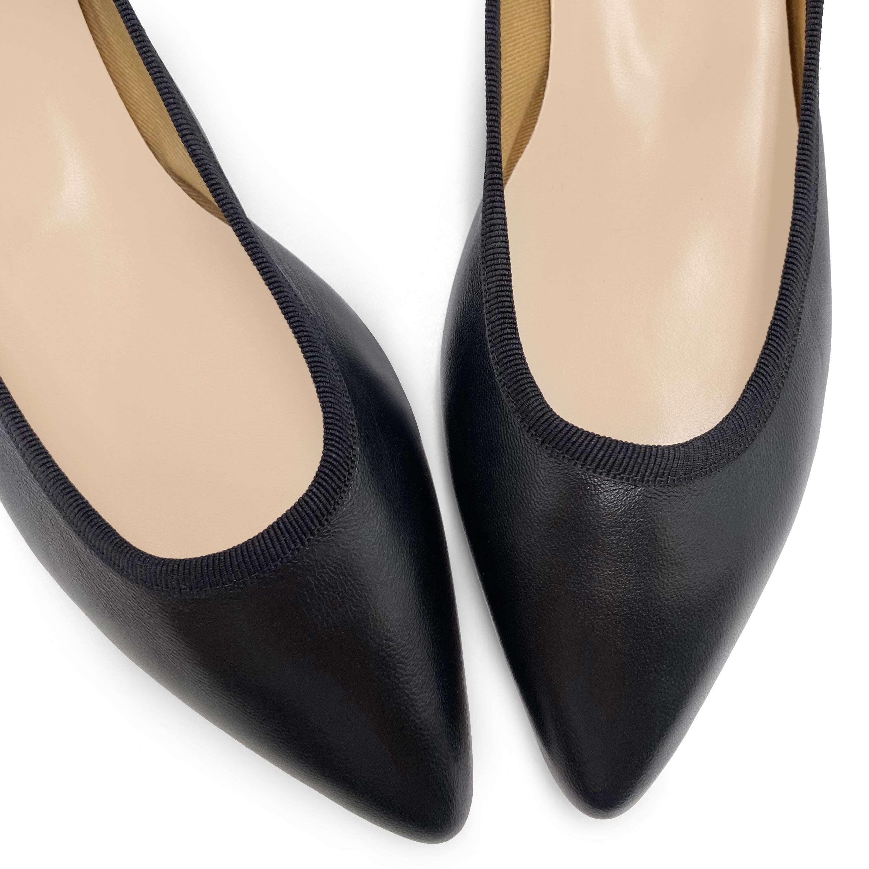Ballerine a punta nere in pelle
