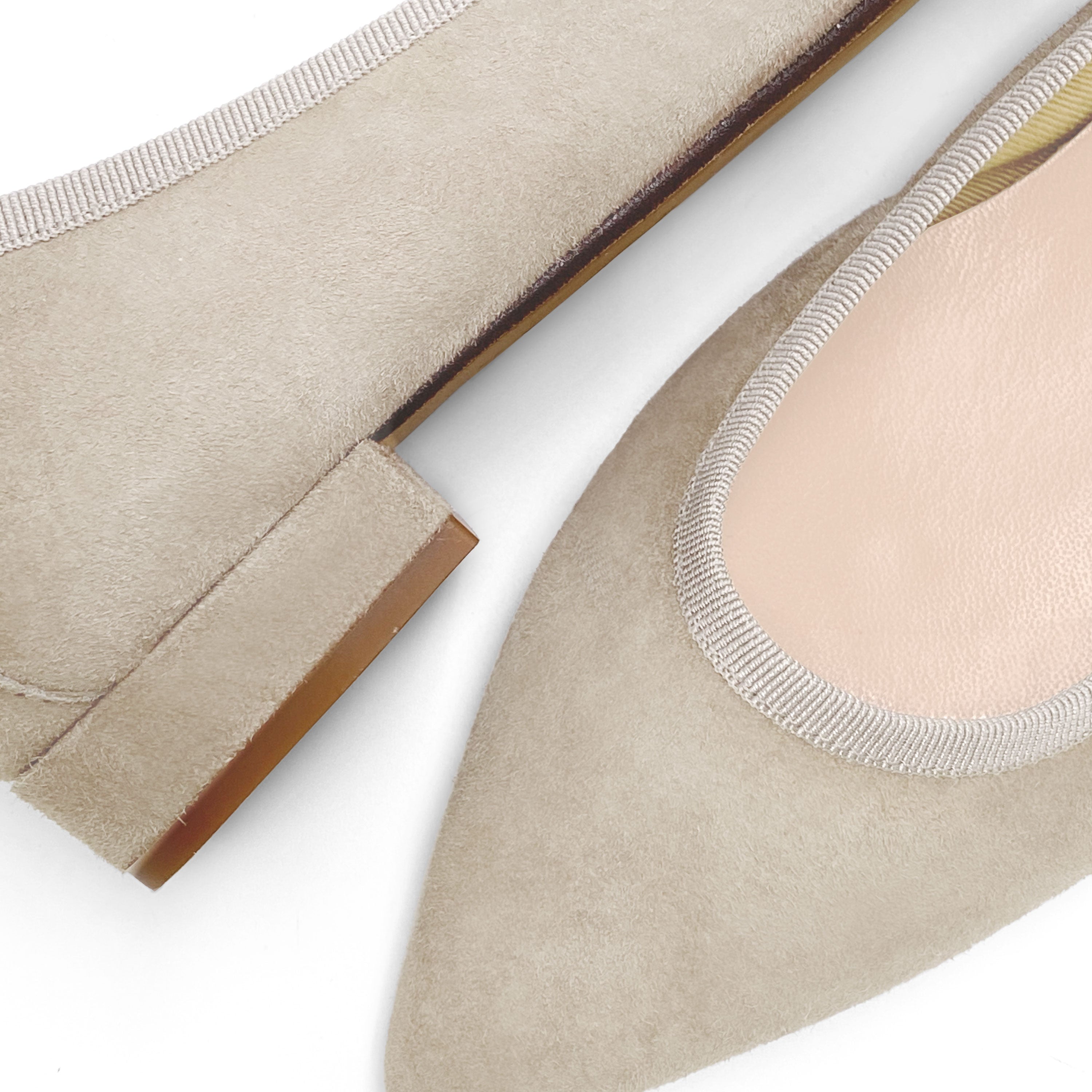Ballerine a punta beige in camoscio