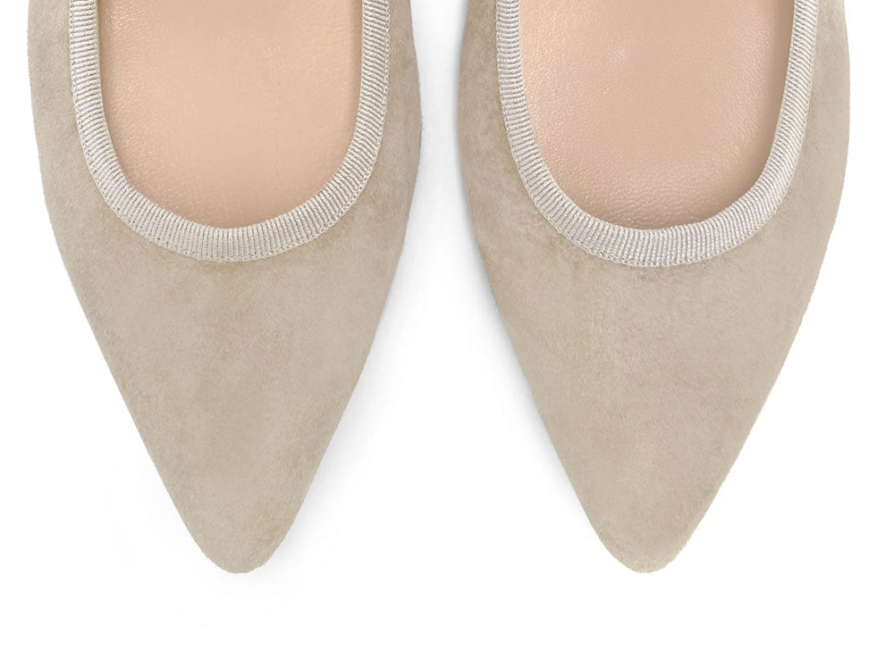 Ballerine a punta beige in camoscio