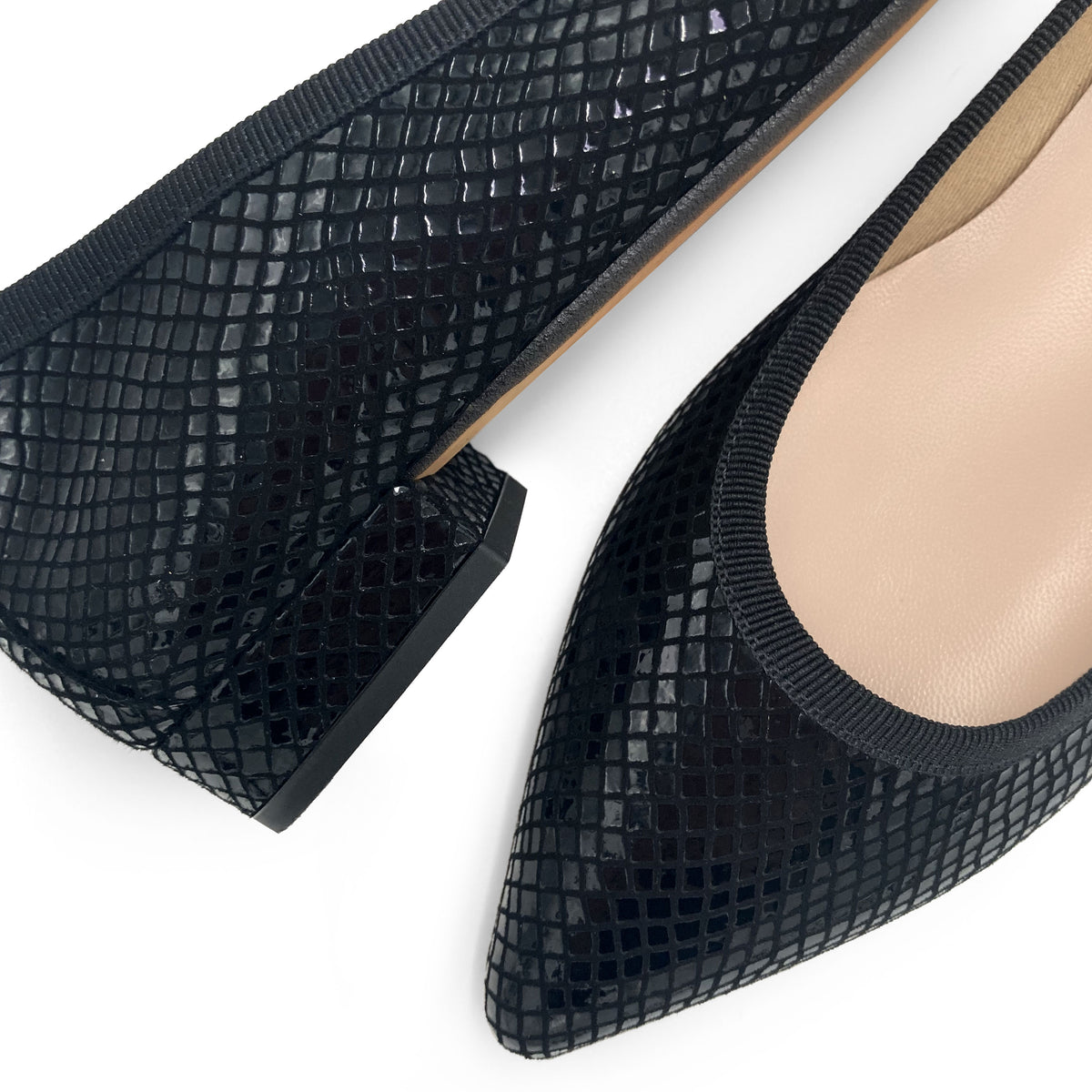 Ballerine animalier a punta nere in camoscio laminato