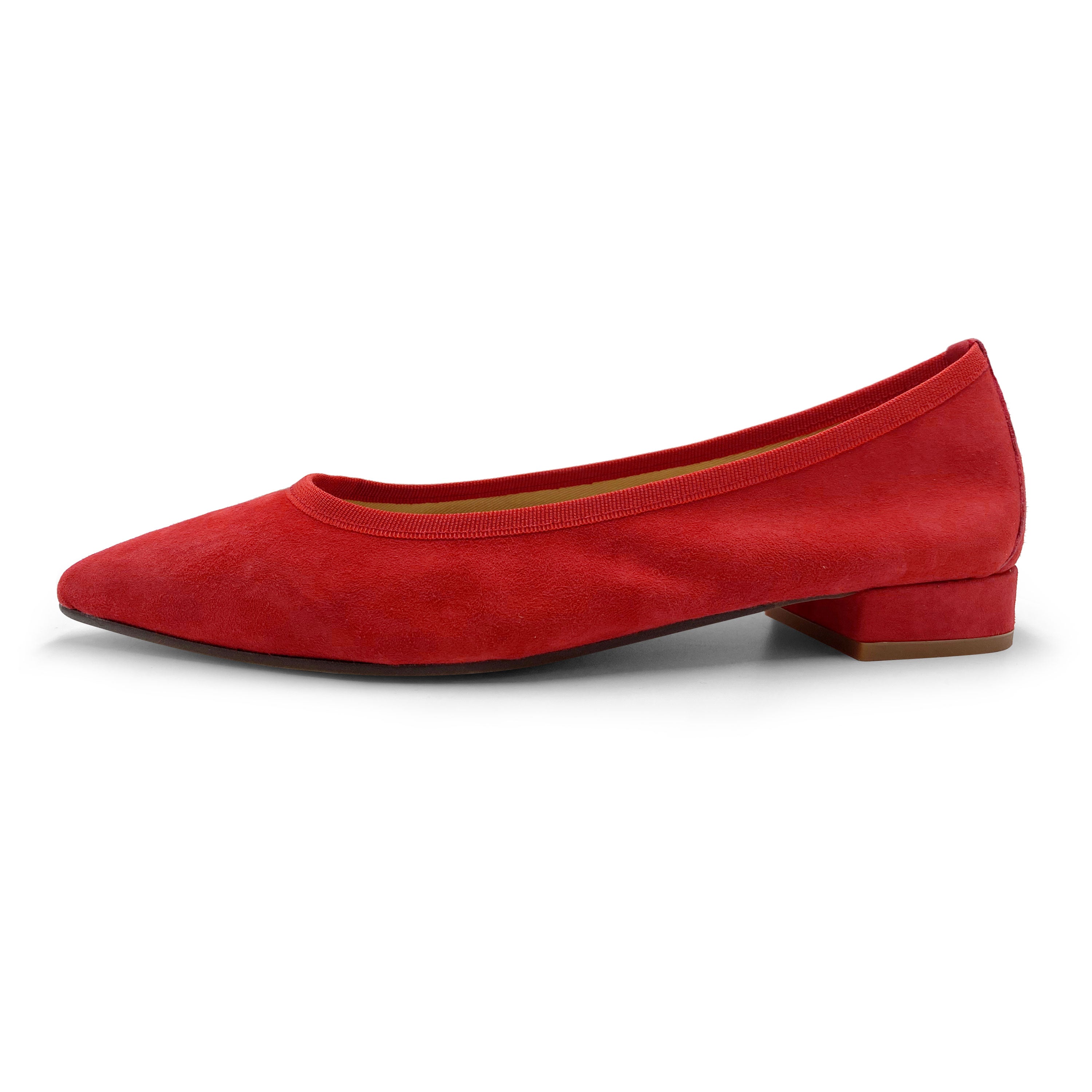Ballerine a punta rosse in camoscio