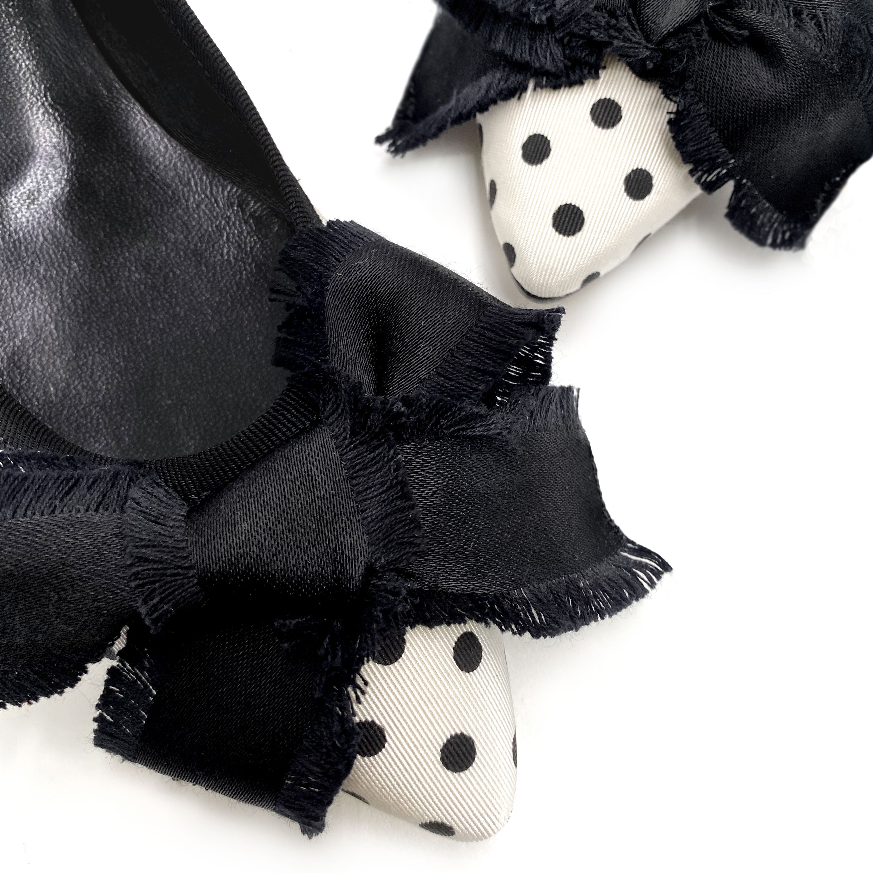 Ballerines à bout pointu blanches et noires à pois en tissu avec nœud