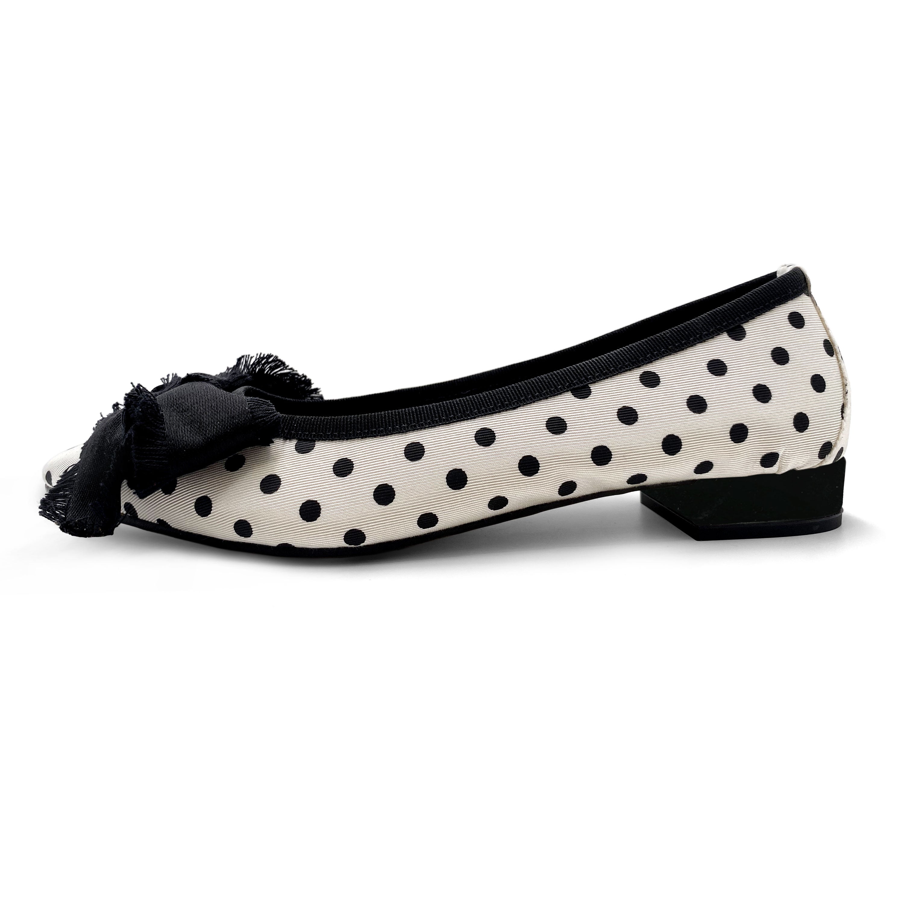 Ballerines à bout pointu blanches et noires à pois en tissu avec nœud