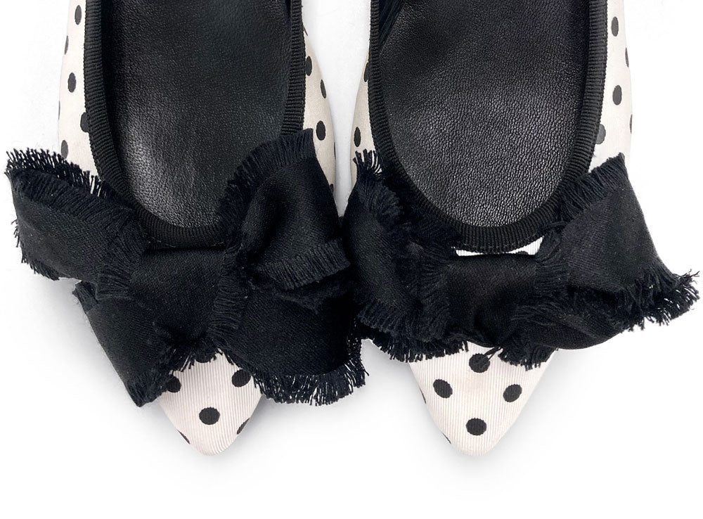 Ballerines à bout pointu blanches et noires à pois en tissu avec nœud