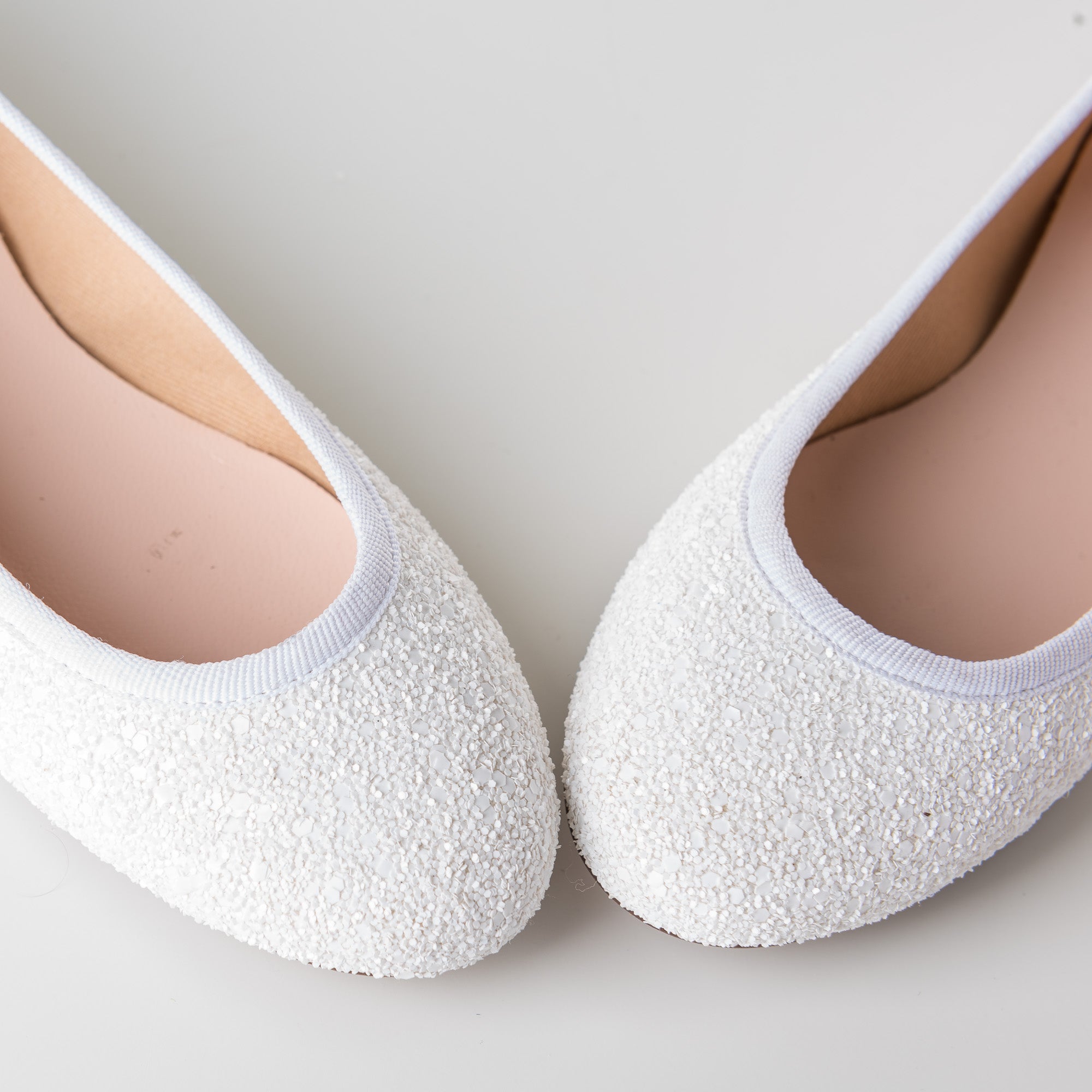 Weiße Glitzer-Ballerinas für feierliche Anlässe