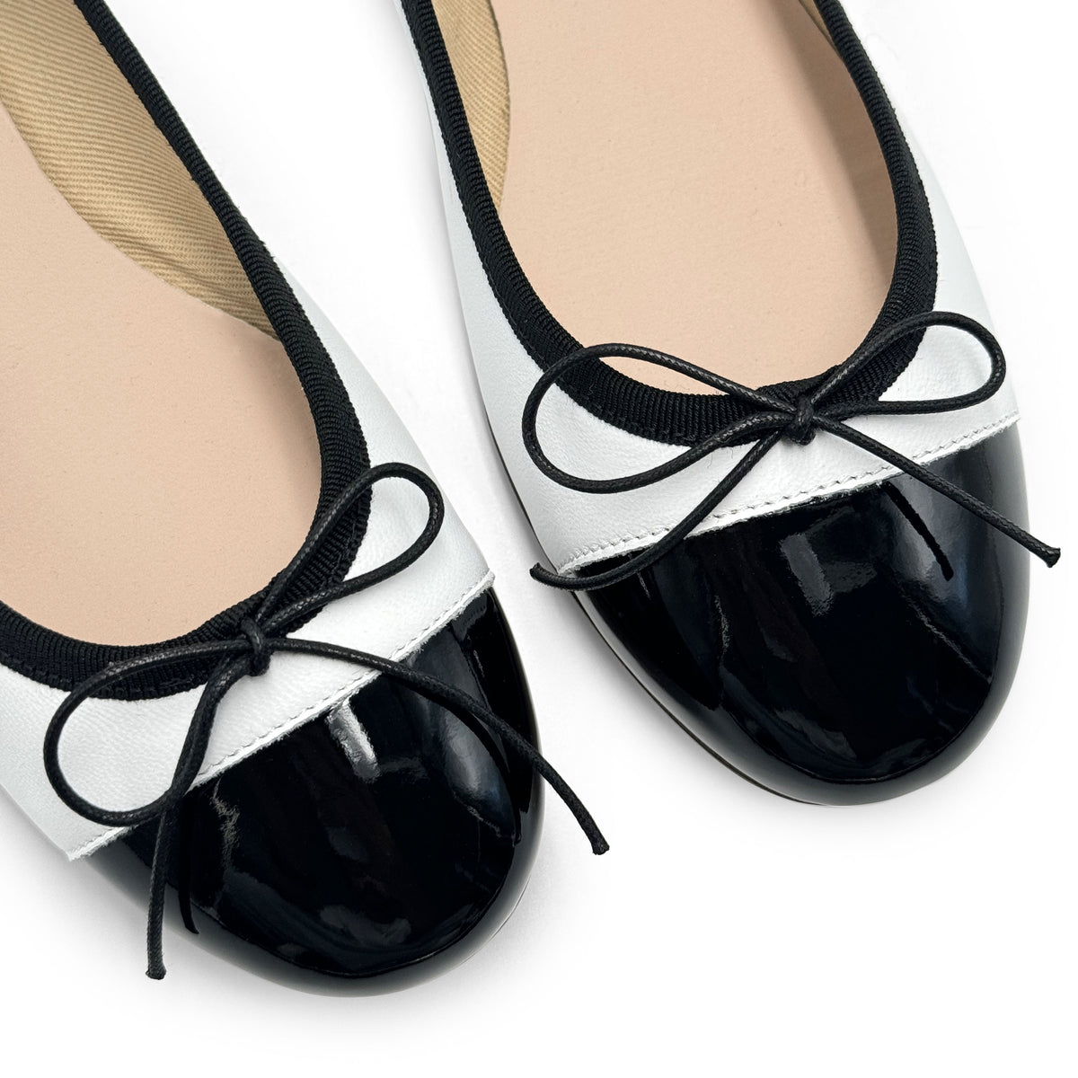 Ballerine bianche in pelle con punta in vernice nera
