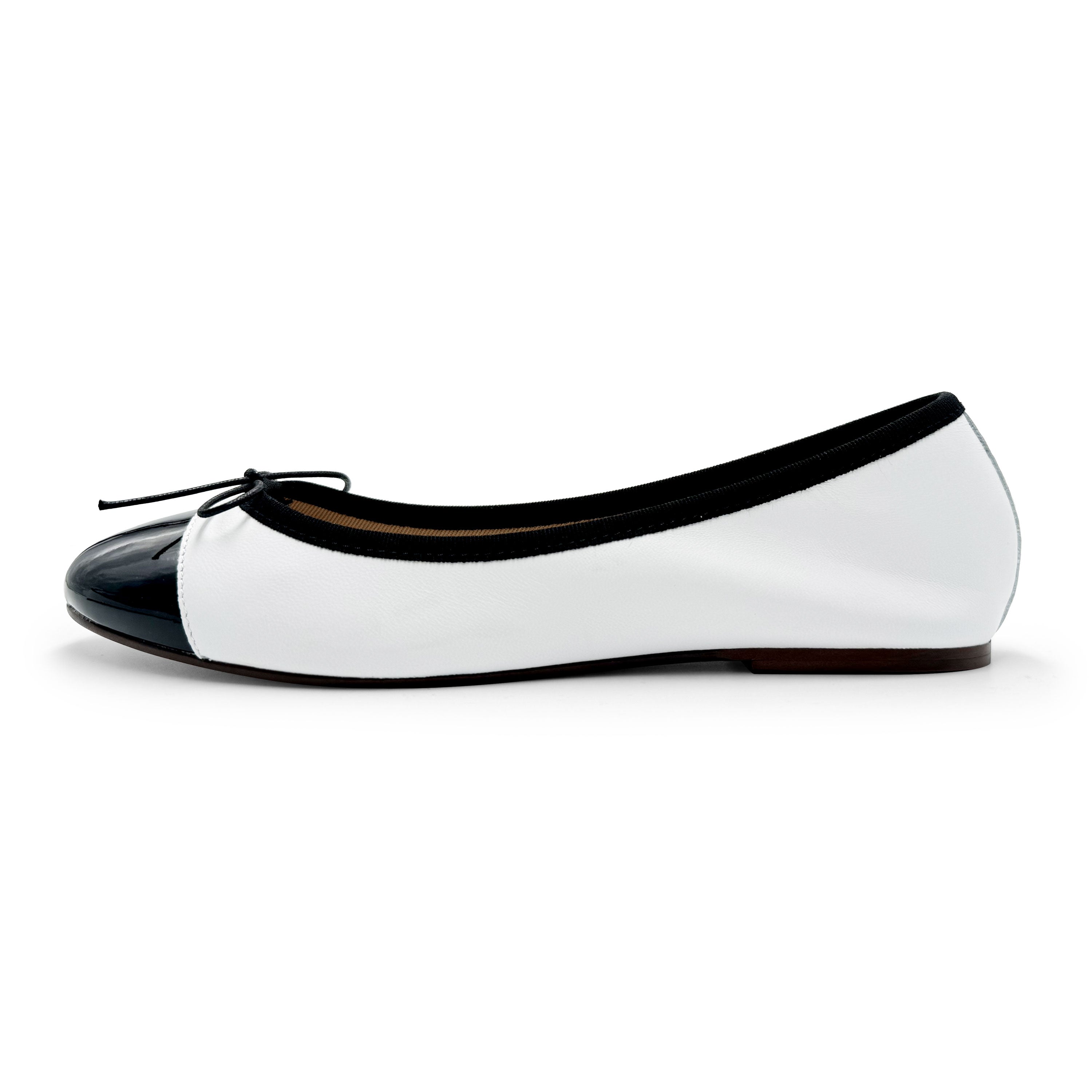 Ballerine bianche in pelle con punta in vernice nera