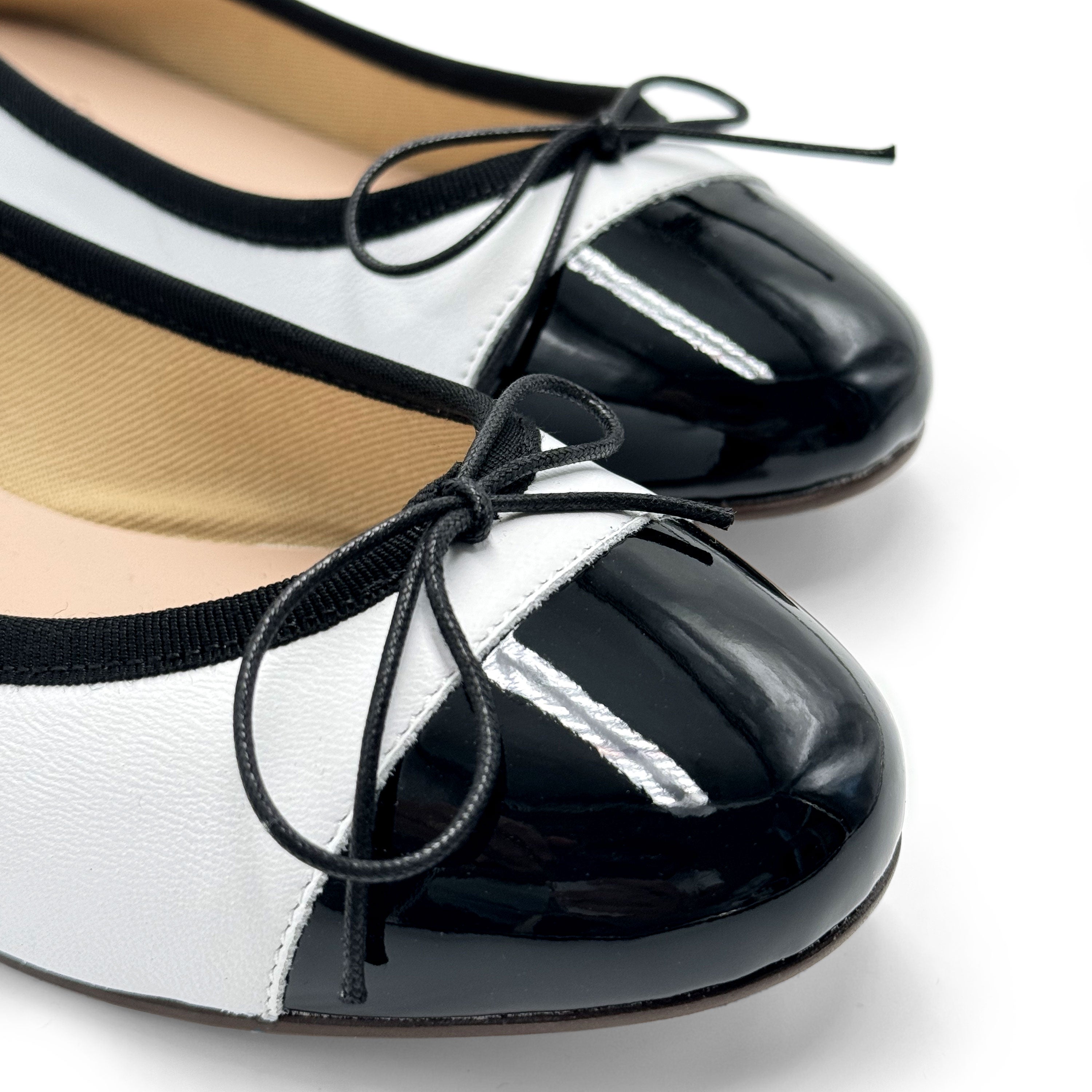Ballerine bianche in pelle con punta in vernice nera