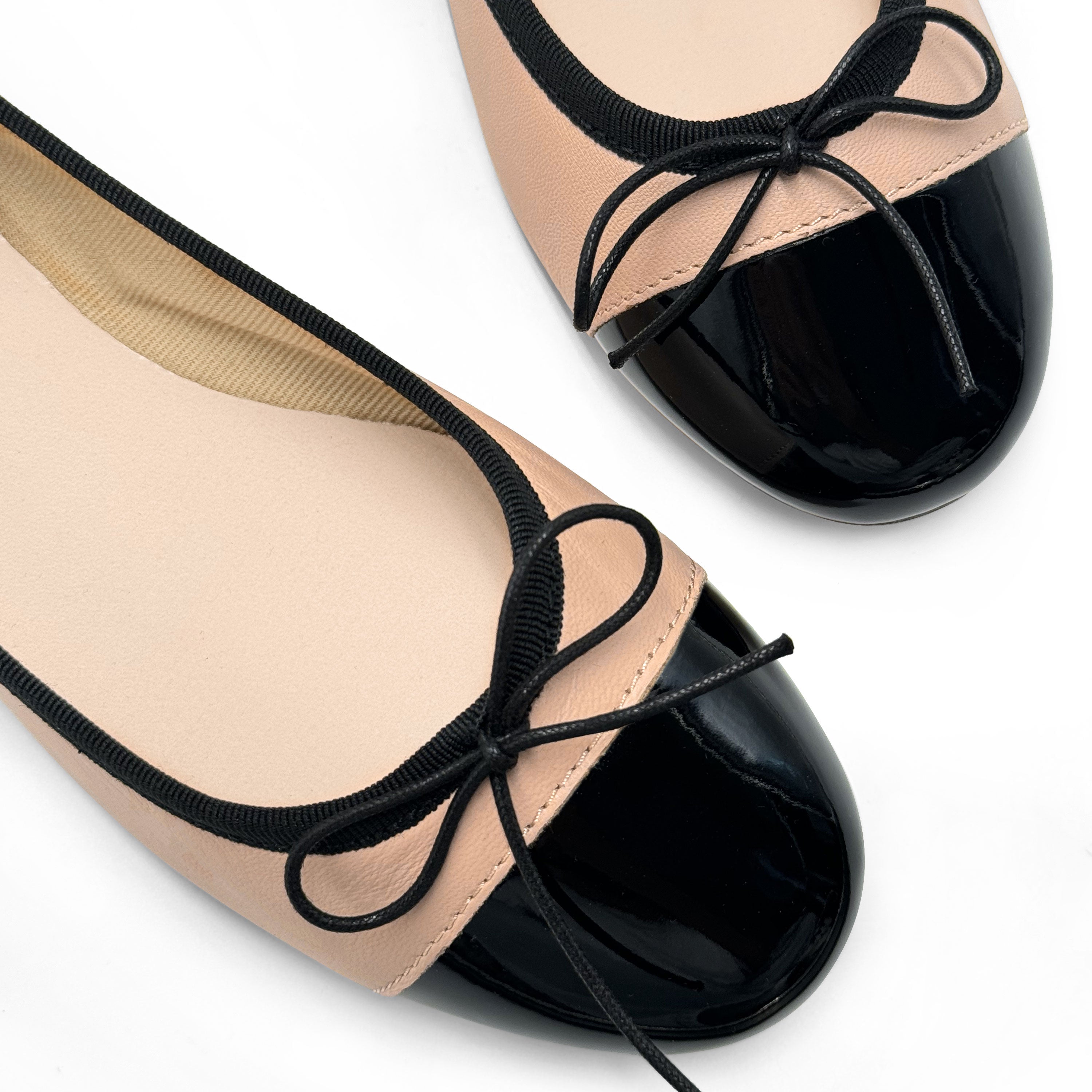 Ballerine rosa cipria in pelle con punta in vernice nera