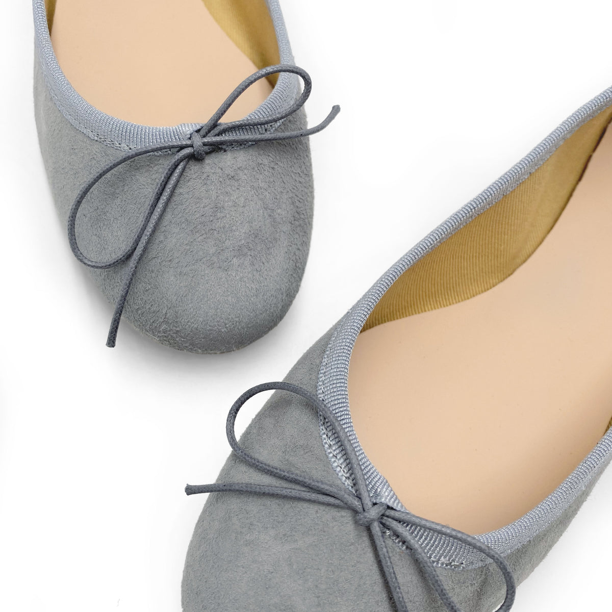 Graue Ballerinas aus Wildleder mit runder Spitze