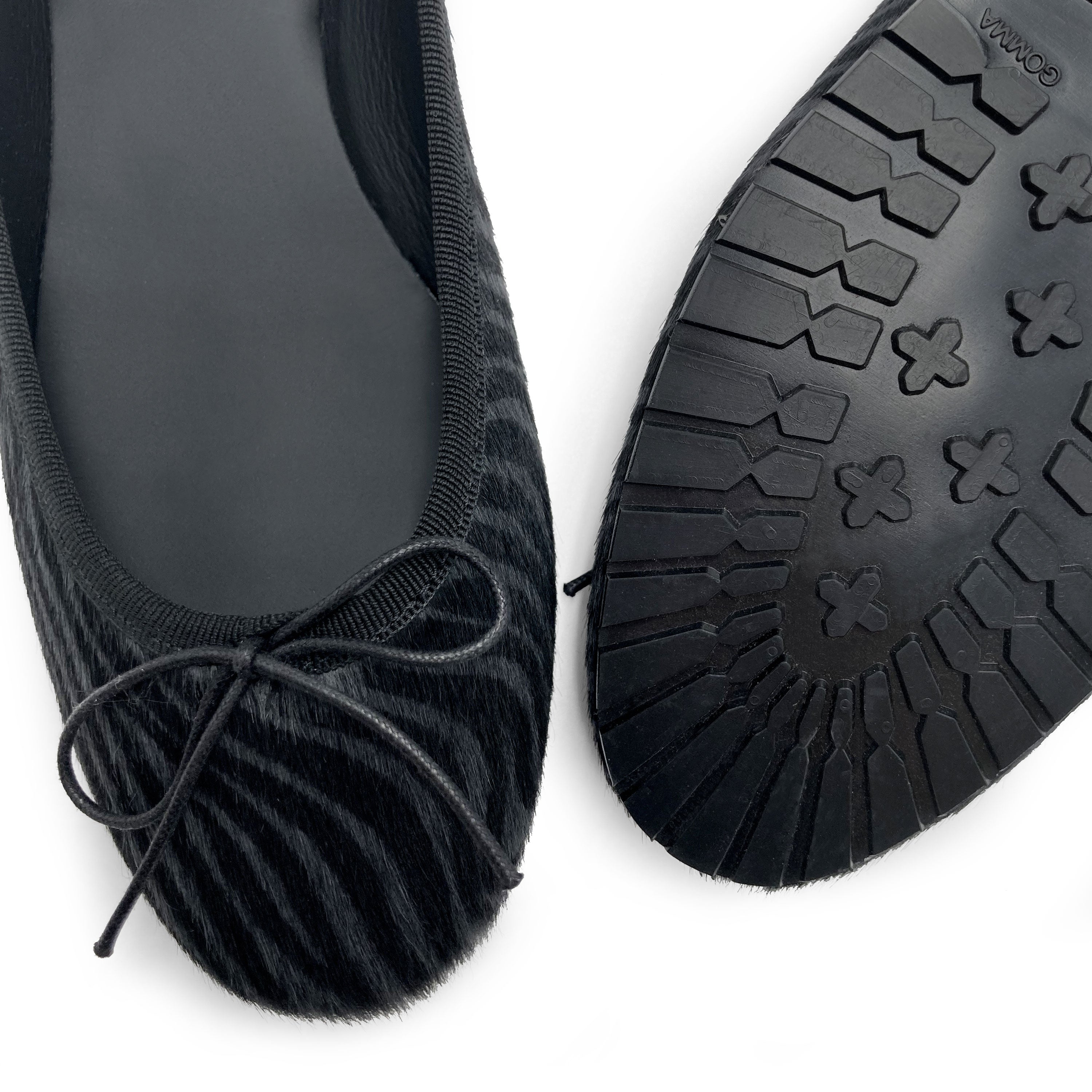 Ballerinas aus grauem und schwarzem Ponyfell im Zebra-Optik