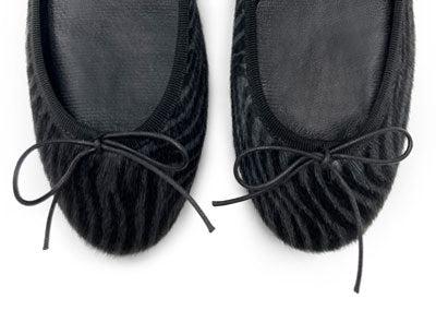 Ballerinas aus grauem und schwarzem Ponyfell im Zebra-Optik