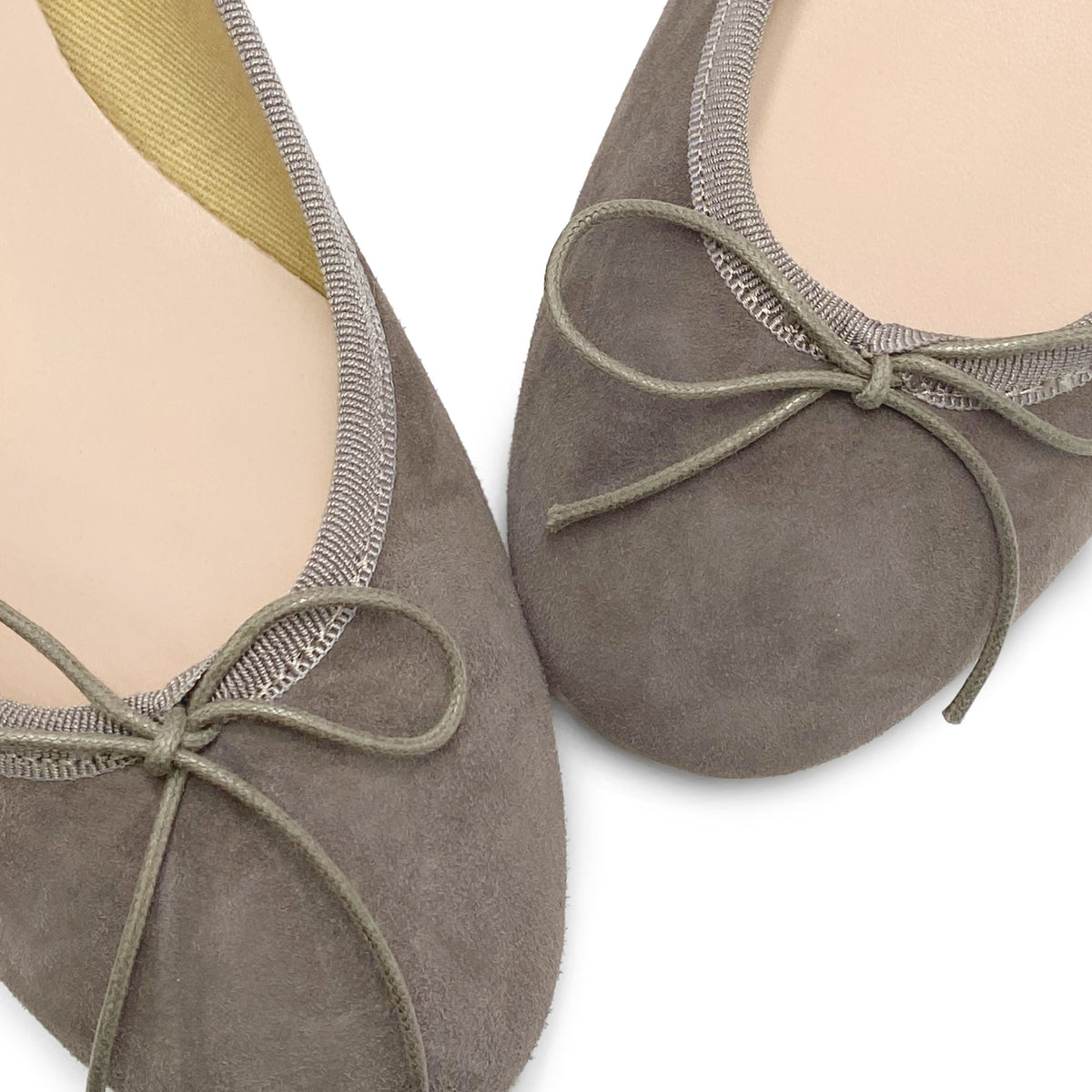 Taupefarbene Wildlederballerinas