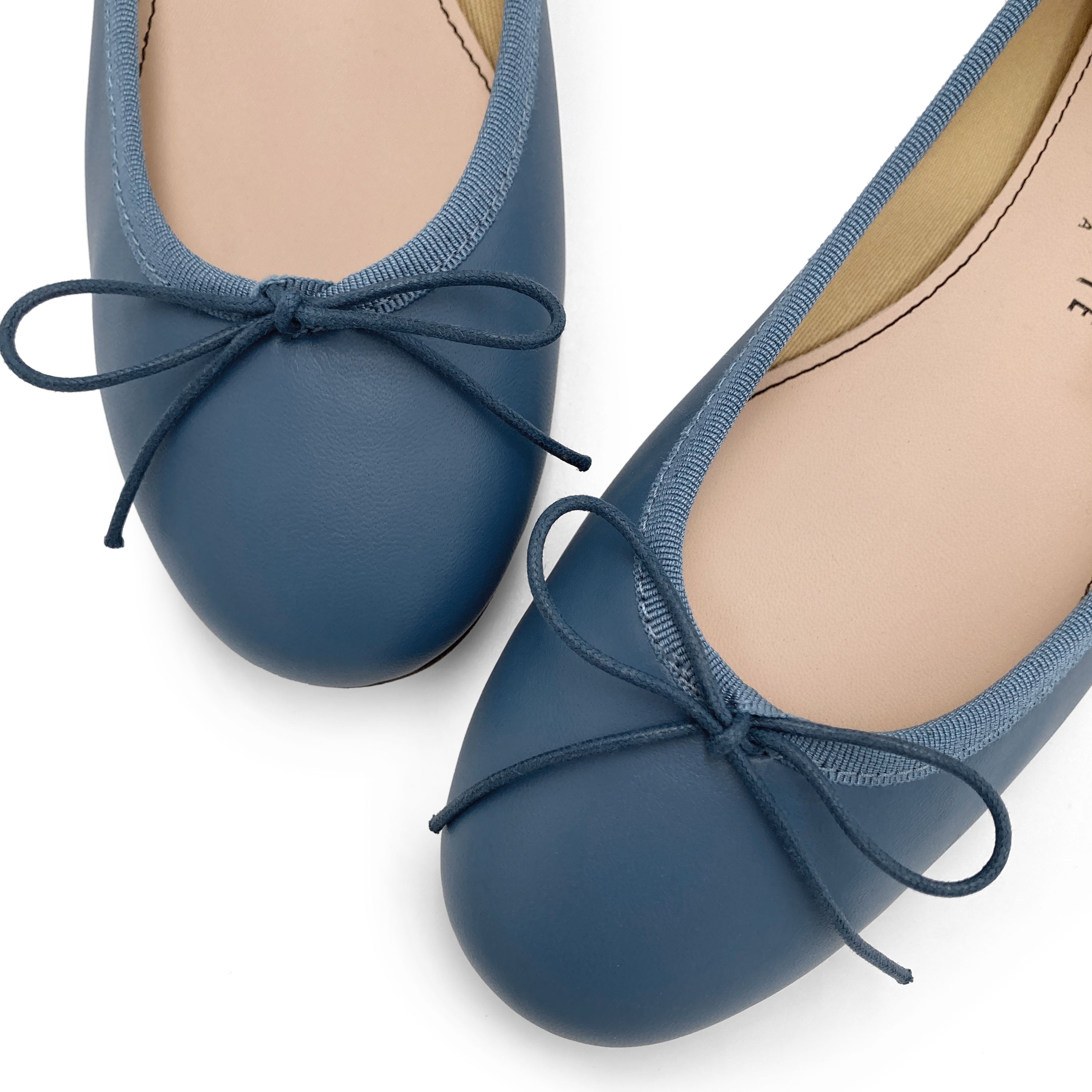 Indigoblaue Lederballerinas