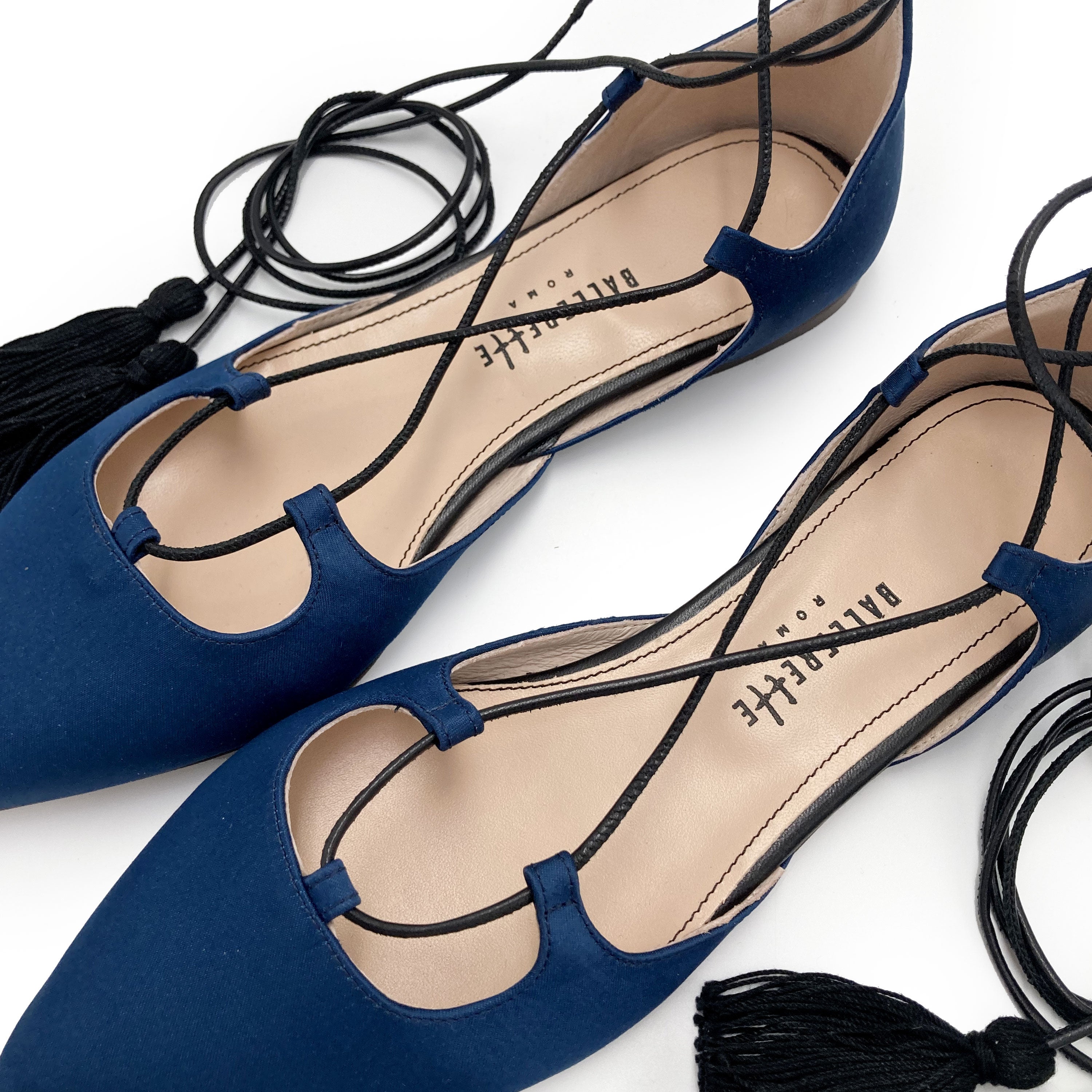 TT GO GREEN COLLECTION - Blaue Ballerinas aus recyceltem Satin mit Gladiator-Schnürung