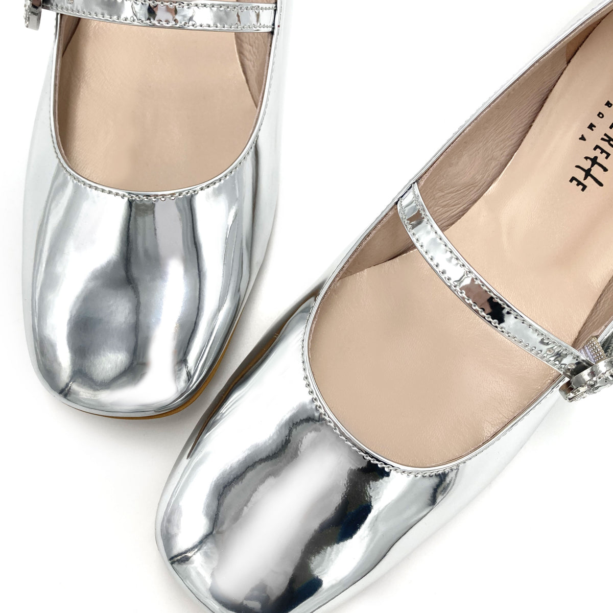 Spiegelnde silberne Mary Jane Ballerinas mit Schmuckriemen