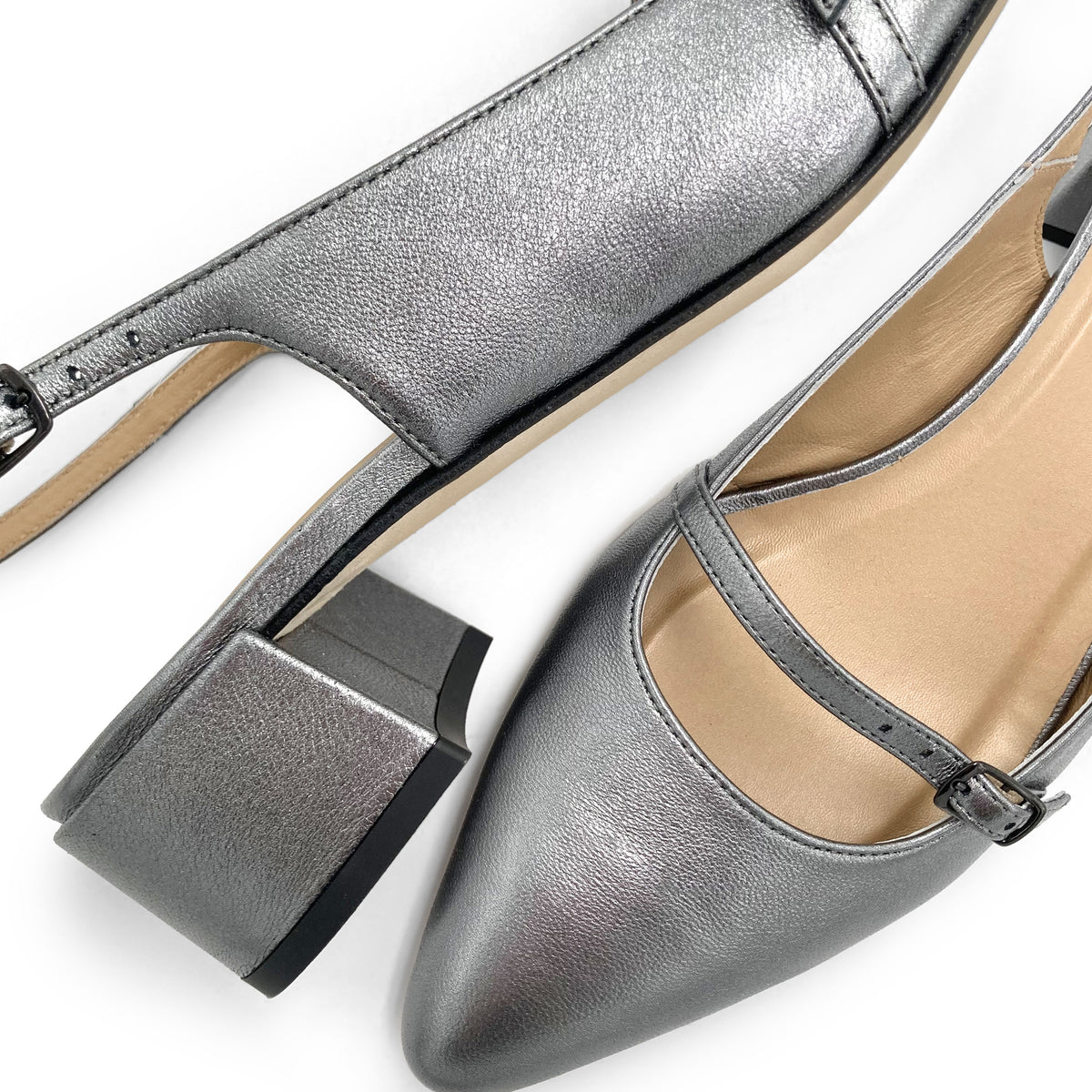 Silberne Mary Jane Slingback-Flats aus laminiertem Leder mit Absatz