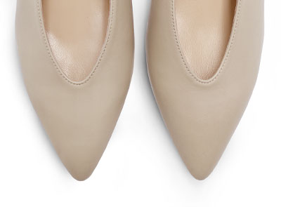 Décolletés pointues en cuir beige à col en V
