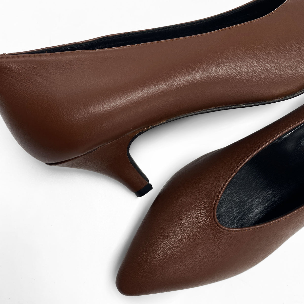 Schokoladenbraune Leder Pumps mit V-Ausschnitt
