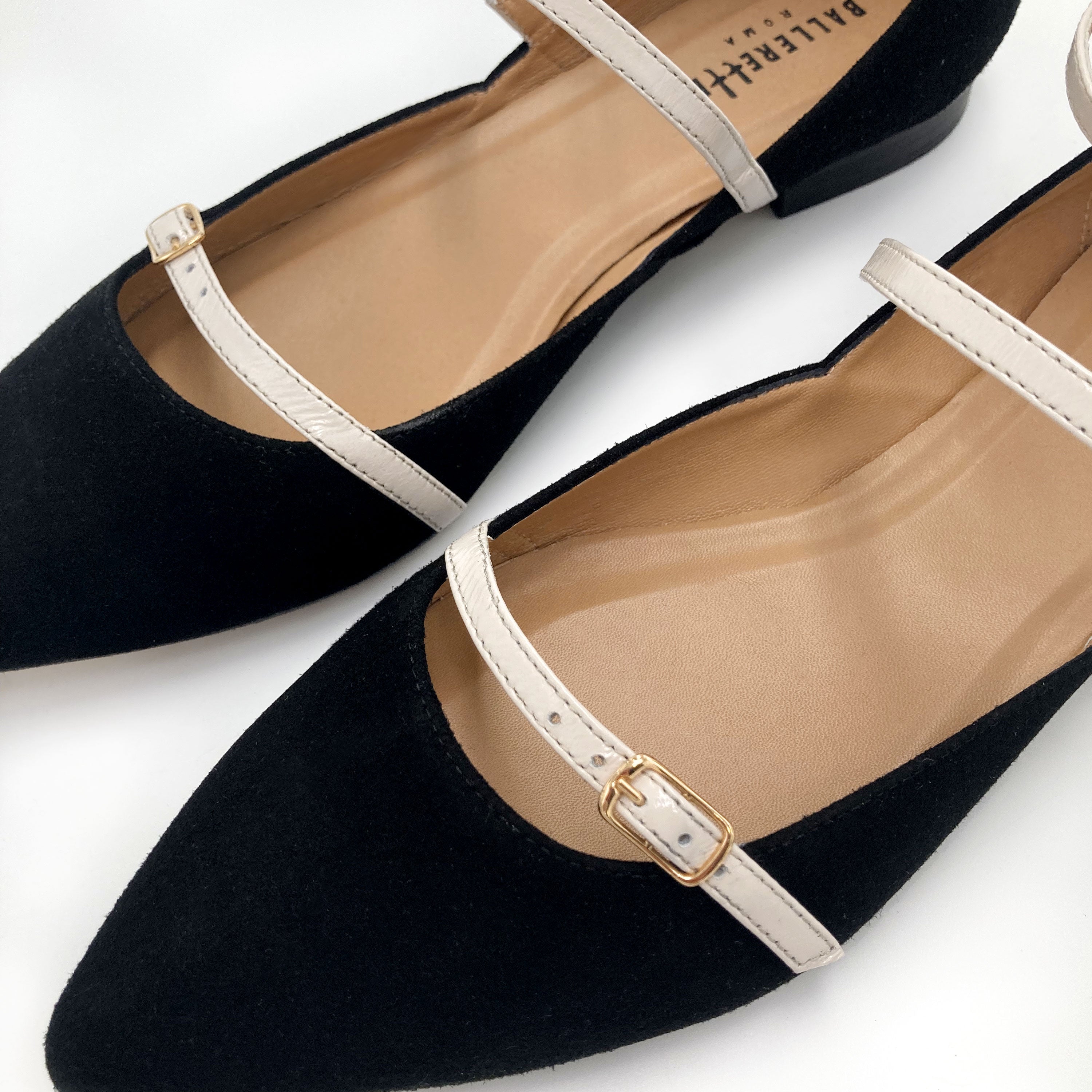 Ballerine nere in camoscio con cinturini panna