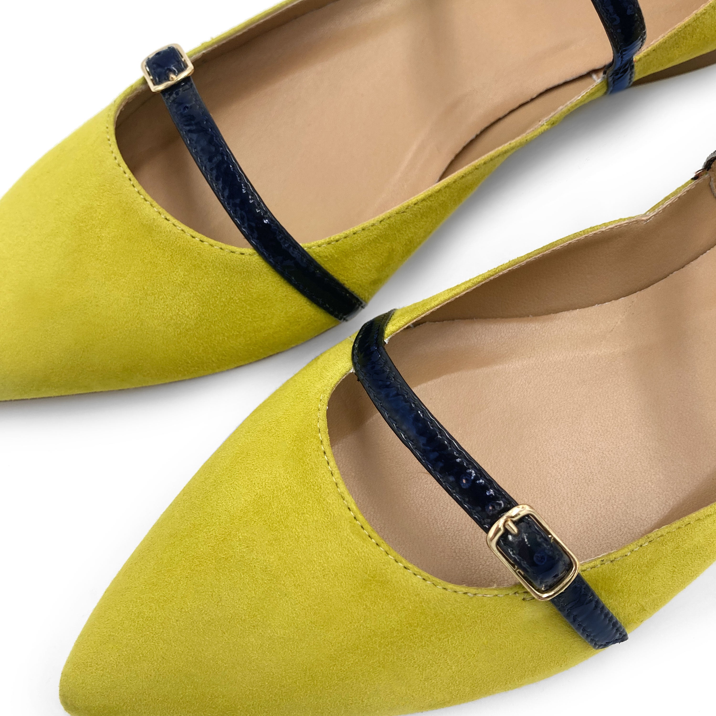 Olivegrüne Ballerinas aus Wildleder mit blauen Lackriemen