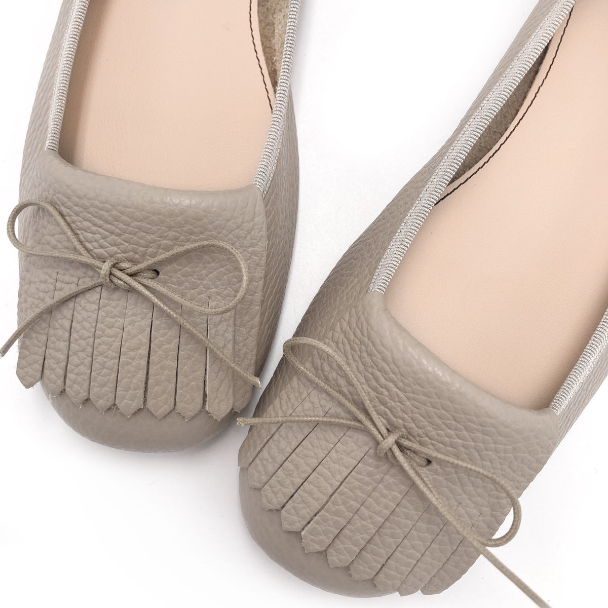 Taupe Damen-Mokassins aus Leder mit Fransen