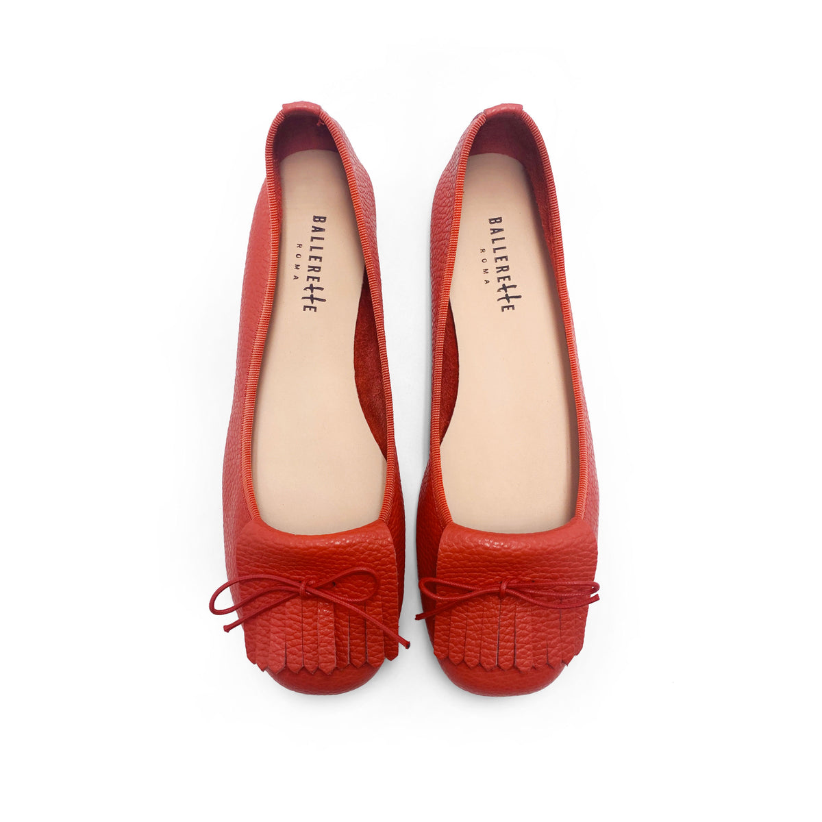 Mocasines rojos de piel con flecos