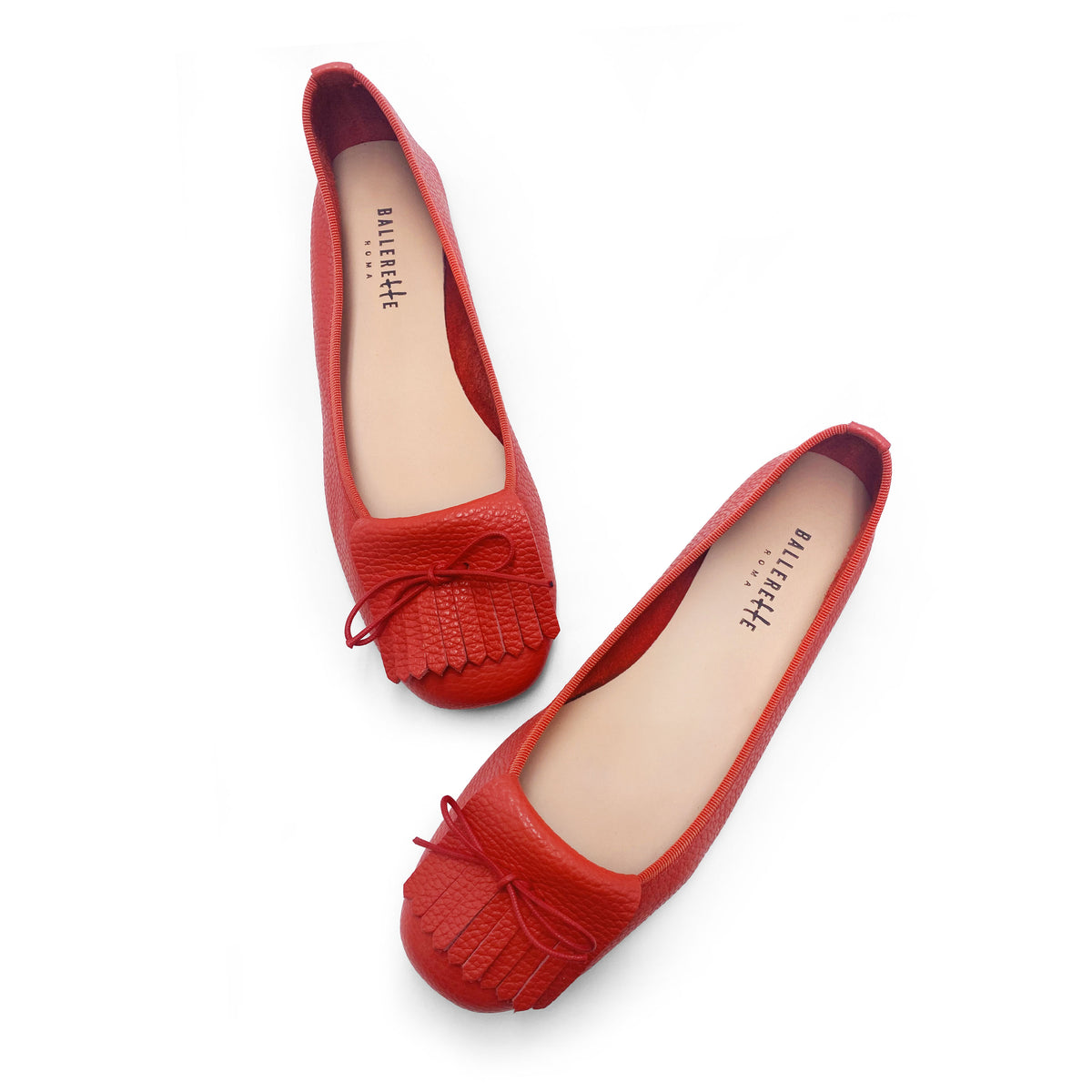 Mocasines rojos de piel con flecos