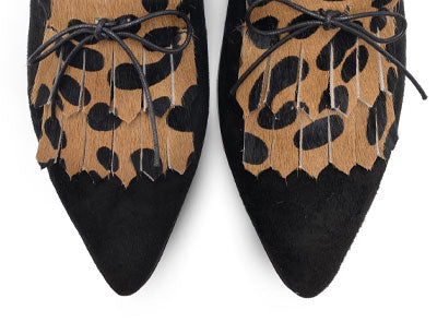 Brogues femme noire en daim avec franges tachetée animalier