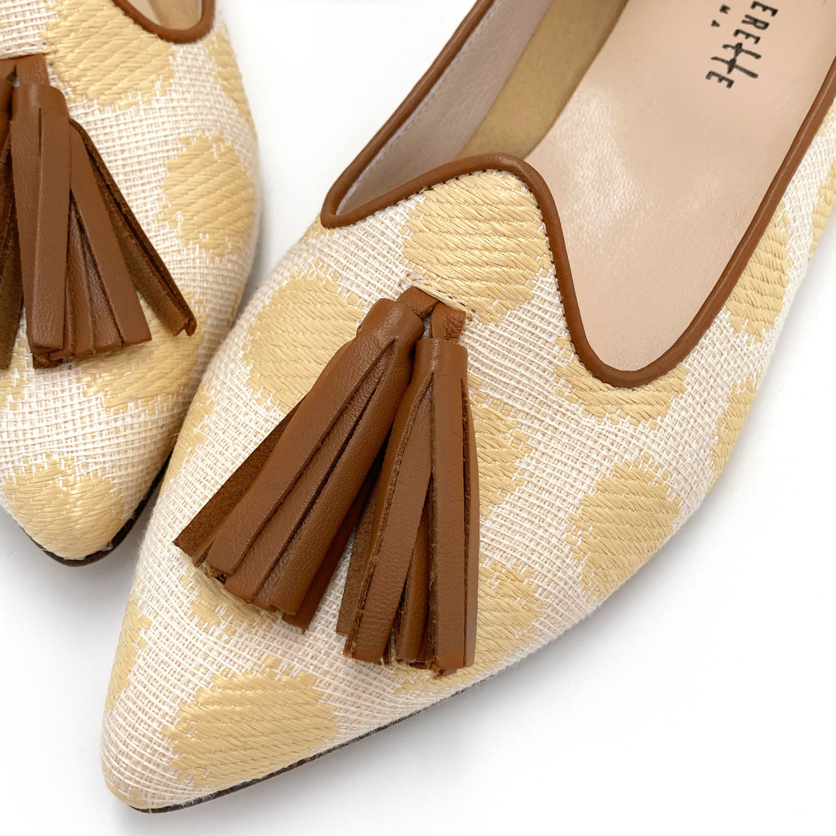 Mocassins femme d'été en raphia beige à pompons