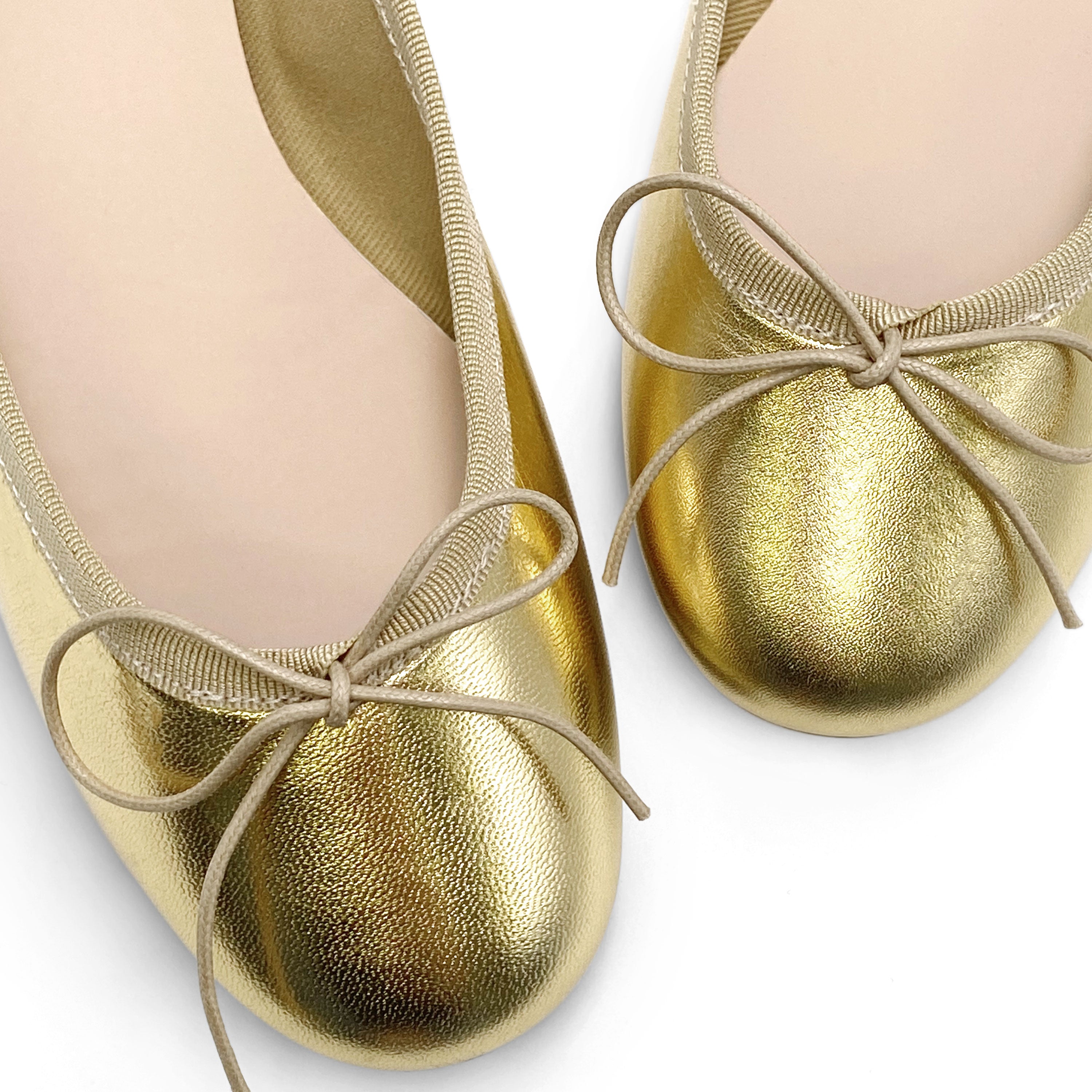 Goldfarbene Ballerinas aus laminiertem Leder