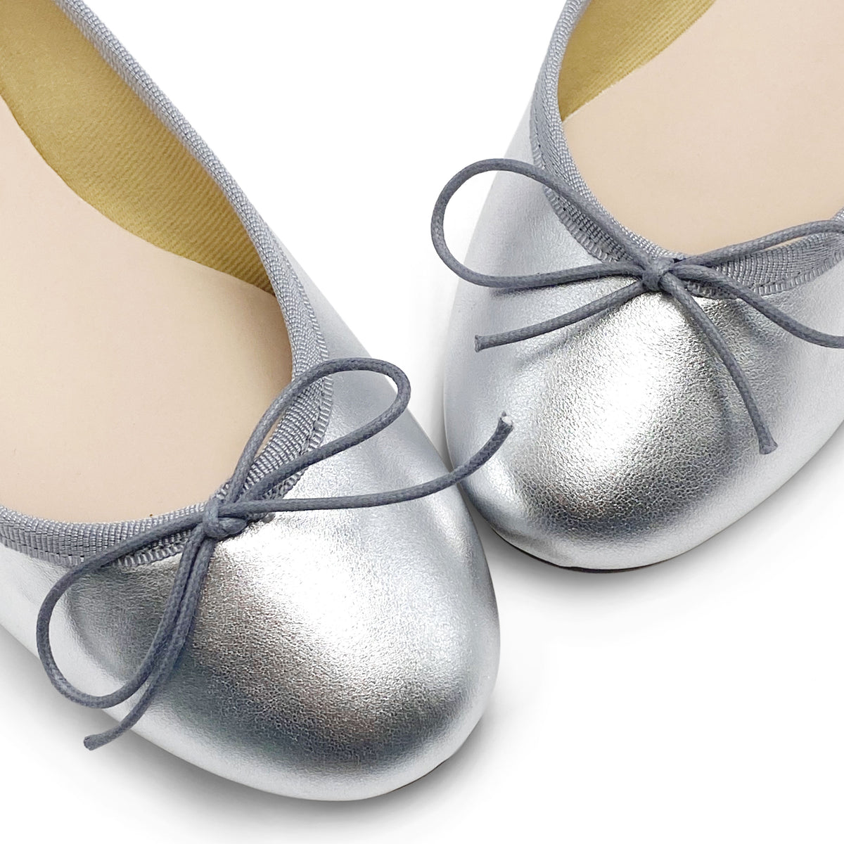 Ballerines argentées en cuir laminé